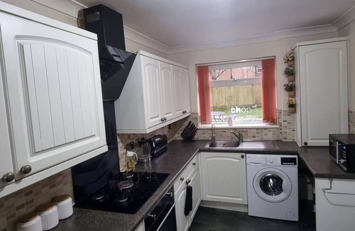 Luton House | Pastures Way House - Lovely and Spacious 4 Bed House near L & D Hospital