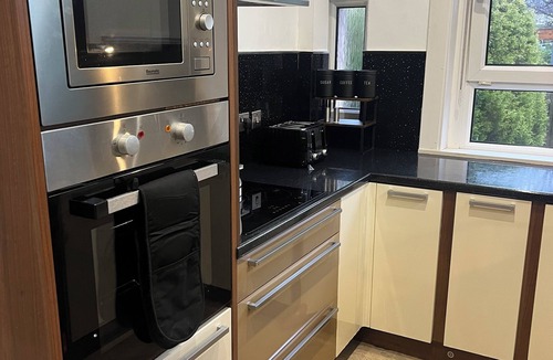 Anniesland House | Peaceful 2-bedroom house in Glasgow perfect for your getaway