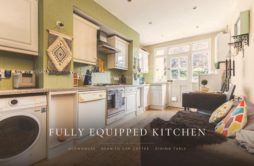 Canary Wharf Apartment | Peaceful 3BR Escape Hot Tub & Large Garden