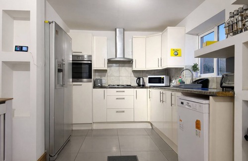 Shephall House | Peaceful 4-bedroom house in quaint stevenage perfect for families & contractors