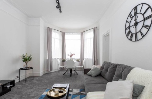 Mapesbury Apartment | Peaceful and Light 1 Bedroom Flat in Kilburn