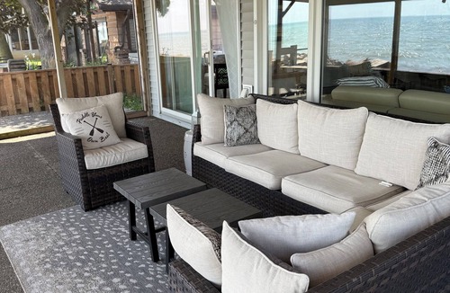 Amherstburg House | Peaceful Lakeview Getaway. Hot Tub, Infrared Sauna. Ultimate Birding Retreat