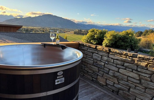 Wanaka Apartment | Peaceful Retreat - With Hot Tub