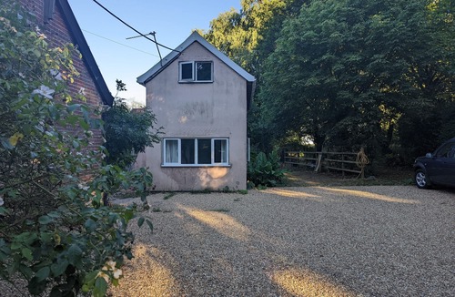 Bressingham Cottage | Peaceful stay in rural Norfolk surrounded by trees and animals