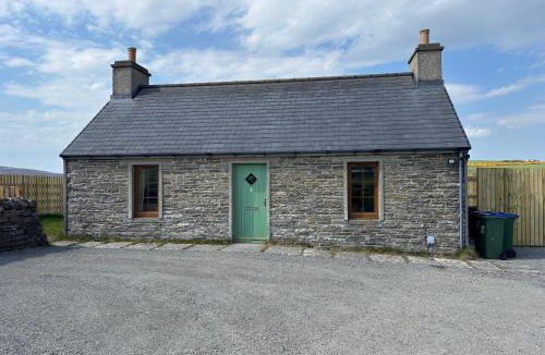 Kirkwall House | Peedie Orkney Cottage with Hot Tub
