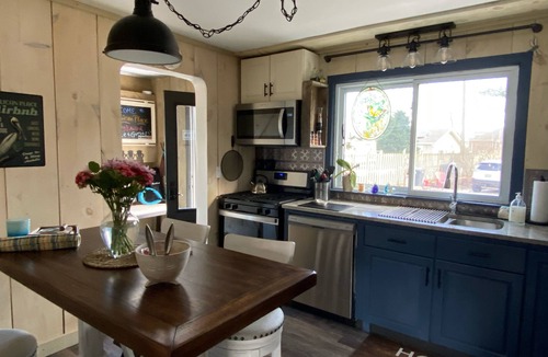 Kingsville Cottage | Pelican Place ❤️ WALK EVERYWHERE! Your home away from home.