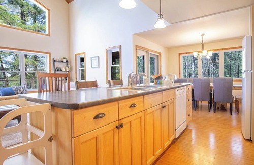 Havelock-Belmont-Methuen Cottage | Peninsula Point - Five Bedroom Cottage, Sleeps 12