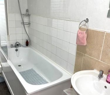 Havering Park Apartment | Penn Gardens Spacious king size room- 3