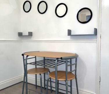 Havering Park Apartment | Penn Gardens Spacious king size room- 3