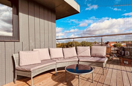 Great Baddow Apartment | Penthouse, Parking, Contractors, Business travellers , Insurance and relocations welcome , FastWIFI and huge Roof Terrace by The Opulent Property Project UK