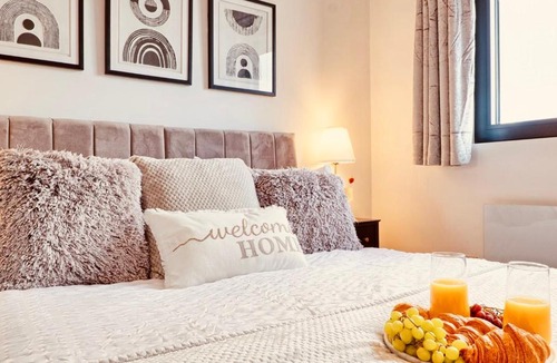 Great Baddow Apartment | Penthouse, Parking, Contractors, Business travellers , Insurance and relocations welcome , FastWIFI and huge Roof Terrace by The Opulent Property Project UK