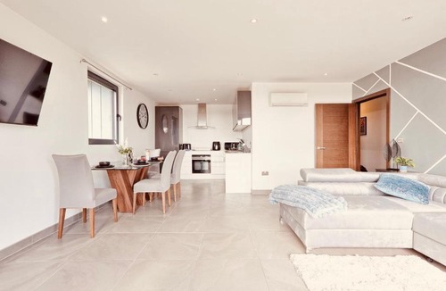 Great Baddow Apartment | Penthouse, Parking, Contractors, Business travellers , Insurance and relocations welcome , FastWIFI and huge Roof Terrace by The Opulent Property Project UK