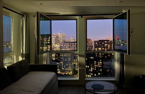 Canning Town South Apartment | Penthouse with O2 Arena View, Free Parking & Portable AC
