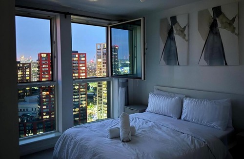 Canning Town South Apartment | Penthouse with O2 Arena View, Free Parking & Portable AC
