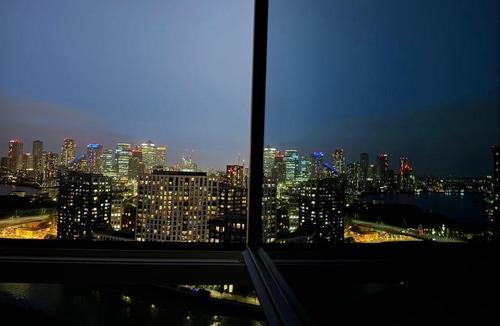 Canning Town South Apartment | Penthouse with O2 Arena View, Free Parking & Portable AC