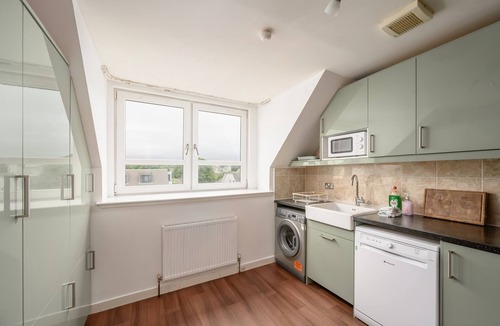 Longcroft Bed & Breakfast | Pentland Hills Views - Cosy Room in Shared Accommodation - Edinburgh