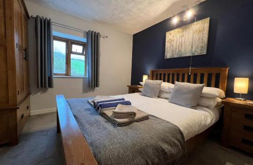Llanybri House | Penuwch Boathouse - cottage in Wales with indoor pool