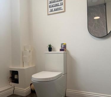 Blyth Apartment | Percy Home - NEW 2 Br 1 Bath Hollidays andContractors