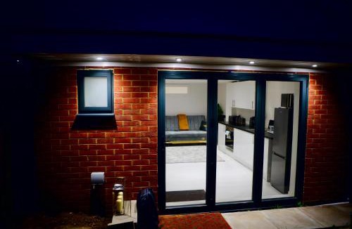 Chase Apartment | Perfect 1 Bed Apartment Sleeps 5 1 Kingsize bed 1 double Sofabed & Foldable Single bed Free Parking Wifi good transport network shopping Holiday Makers Families Contractors in North London