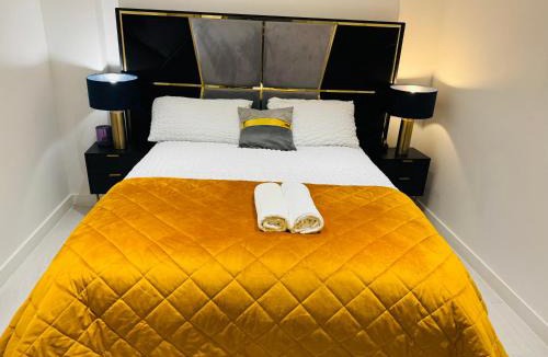 Chase Apartment | Perfect 1 Bed Apartment Sleeps 5 1 Kingsize bed 1 double Sofabed & Foldable Single bed Free Parking Wifi good transport network shopping Holiday Makers Families Contractors in North London