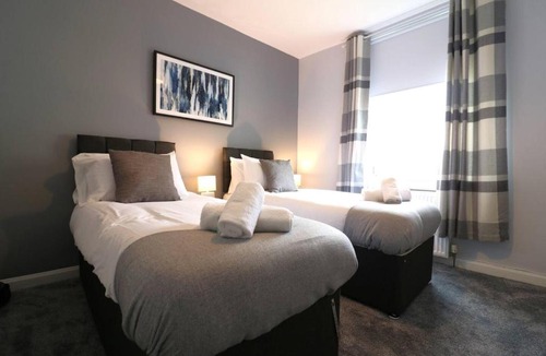 Chapelhall Apartment | Perfect 4 BR flat, sleeps 8