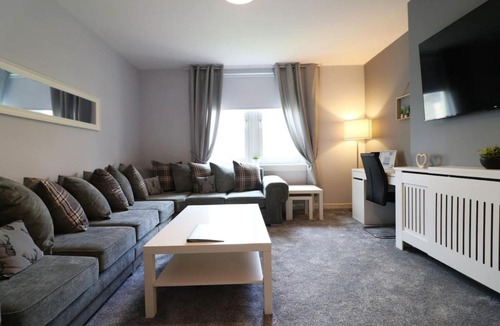 Chapelhall Apartment | Perfect 4 BR flat, sleeps 8