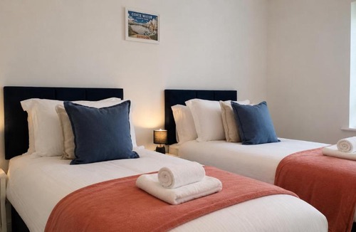 Swindon House | Perfect Location, Swindon, Contractors, 3BR House Sleeps 6, Free Parking, Fast WiFi, Families