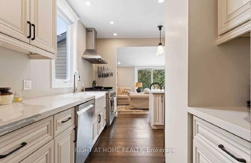 Niagara Falls Villa | Perfection near the River - 4 Bedroom with Main Floor Bedroom and Ensuite Bath