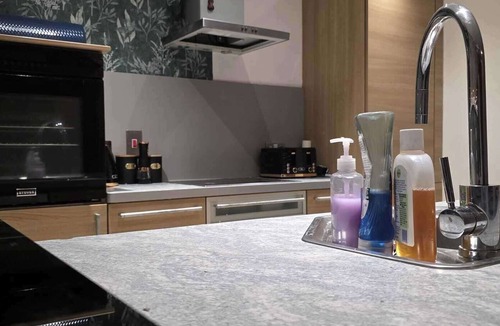 Doncaster Apartment | Pet Friendly 2-Bed Apt, Sleeps 3 with Parking