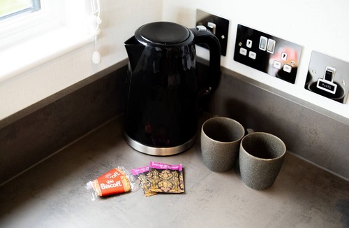 Newbridge Cabin | Pet Friendly Hilltop Lodge for 8 Near Edinburgh