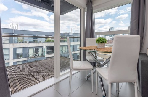 Bunhill Apartment | Pet-Friendly with Balcony and Shared Garden