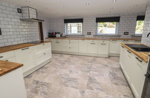 Ainley Top House | PICKWOOD GRANGE, pet friendly, with hot tub in Norland