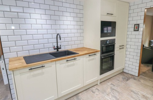 Ainley Top House | PICKWOOD GRANGE, pet friendly, with hot tub in Norland