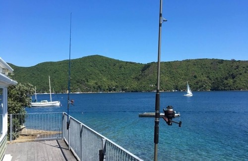 Waikawa Bay House | Picton Beach Front klKiwi Bach