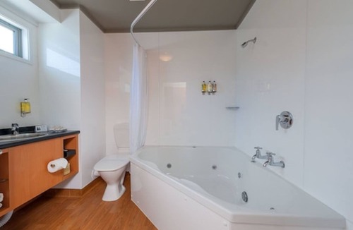 Picton Hotel | Picton Beachcomber Inn