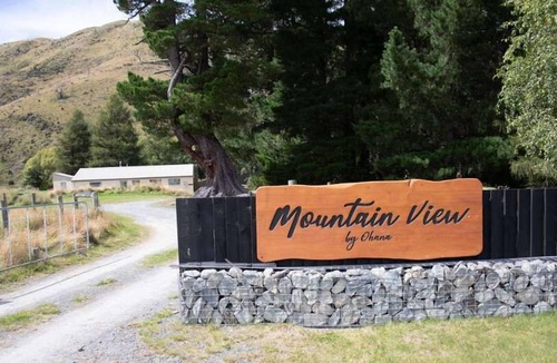 Burkes Pass Apartment | Pine Retreat | Stay With Mountain Views