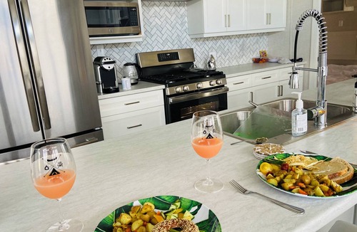 Sherkston Cottage | Plant Lovers 3 BR Family Cottage at Sherkston Shores