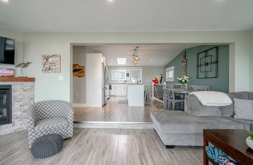 Leamington House | Point Pelee Water Access + Fire Pit | Sleeps 8
