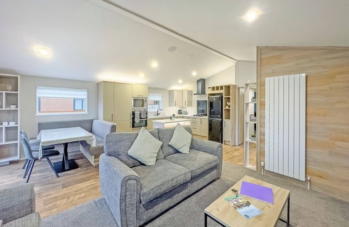 Newton Stewart Ski Chalet | Pondview Retreat Lodge (Pet)