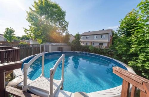 Aylmer House | Pool, BBQ & Foosball Spacious 4BR Home
