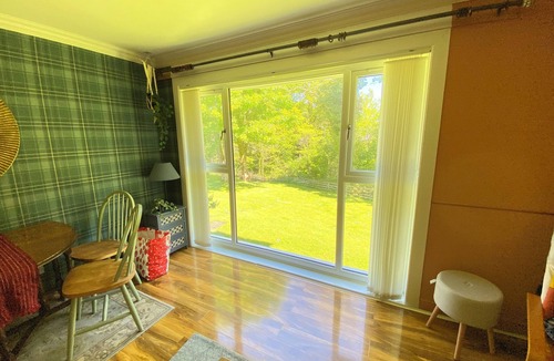 Inverkip Apartment | Popular coastal village
