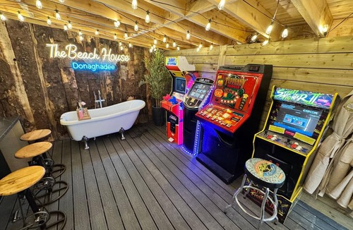 Donaghadee House | Posh 3-BDR Home, Beach House - Sleep6 - WiFi - Hot Tub - Free On-Street Parking