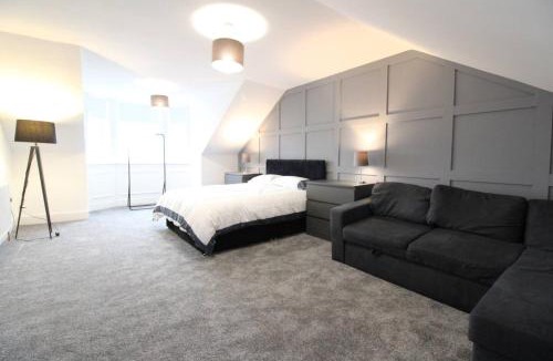 Airdrie House | Premium 4 Bedroom, Airdrie, Glasgow.