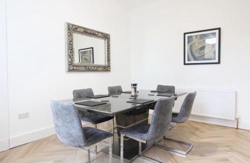 Airdrie House | Premium 4 Bedroom, Airdrie, Glasgow.