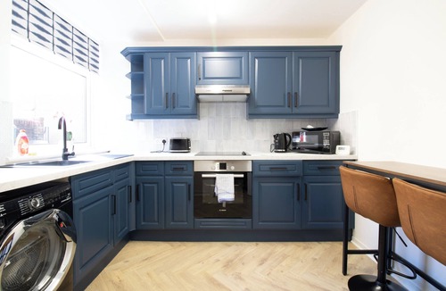 North West House | Presented by Aurora Short Stays! Our spacious property is ideally located close to local shops, cafés, supermarkets, and everyday amenities. Featuring 3 comfortable bedrooms, it offers a relaxing stay for up to 6 guests.