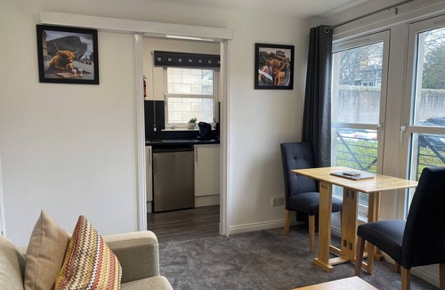 Dunfermline Apartment | Prime City Centre - Ground Floor & Free Parking by Three Bridges Apartments
