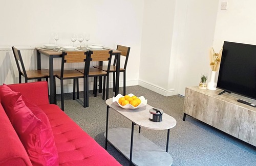 Luton House | Prime Town Centre-Location-Station-Airport-WiFi-Parking