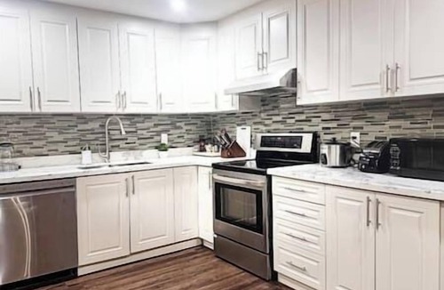 Central Erin Mills House | Private 2BR Guest Suite King Bed Parking