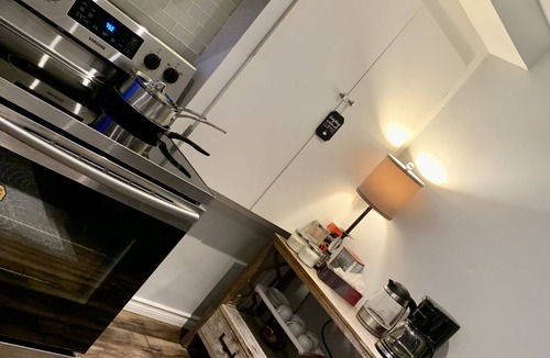 Ajax House | Private Cozy 1 Bedroom Apartment! Dedicated Wok Desk and Free Parking.