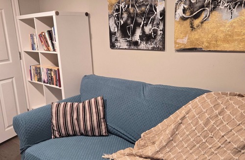 Peterborough Apartment | Private Cozy apartment minutes away from lift lock waterways, golf clubs, parks